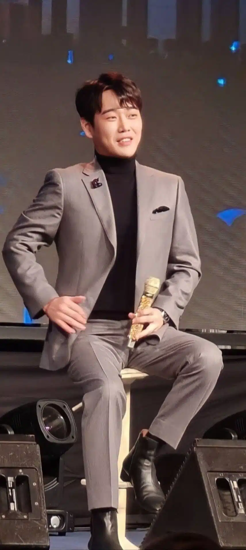 세계적인 슈퍼스타 황영웅 1위 !! 1등 !! 미국 뉴욕 광고 간다 길을 비키세요~~ 아자 !! 💜❤️🎶