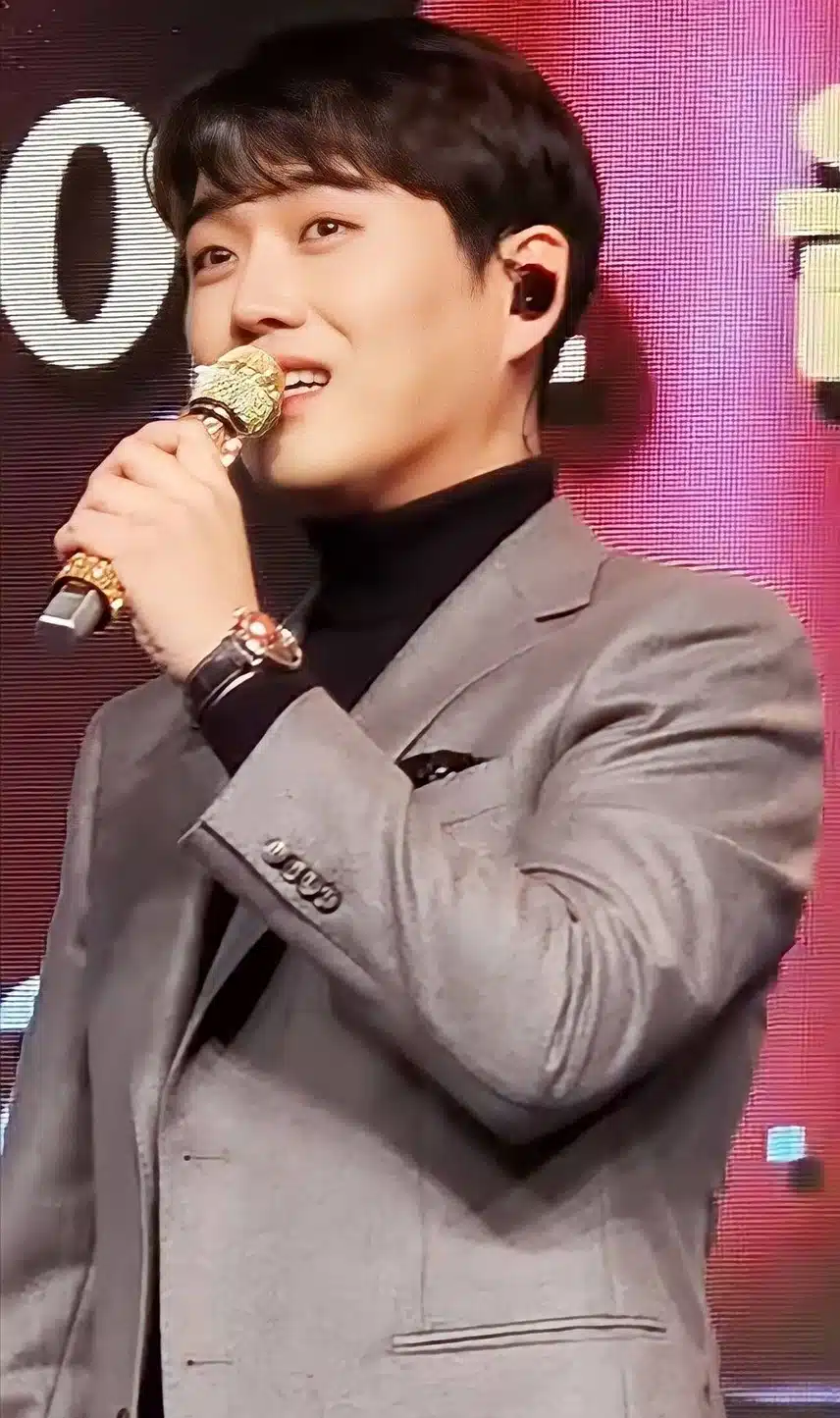 식사는하셨소 오늘도 무진장춥습니다 올해도달력한장남았네요 나이먹는거싫은디...그래도 시간이가야 울고운님 만나지요 이브날 광주에서보아요