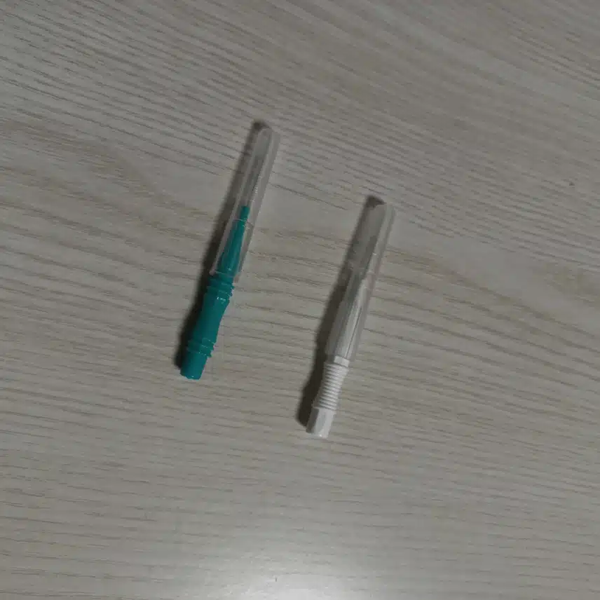 치간 칫솔 2개 사용