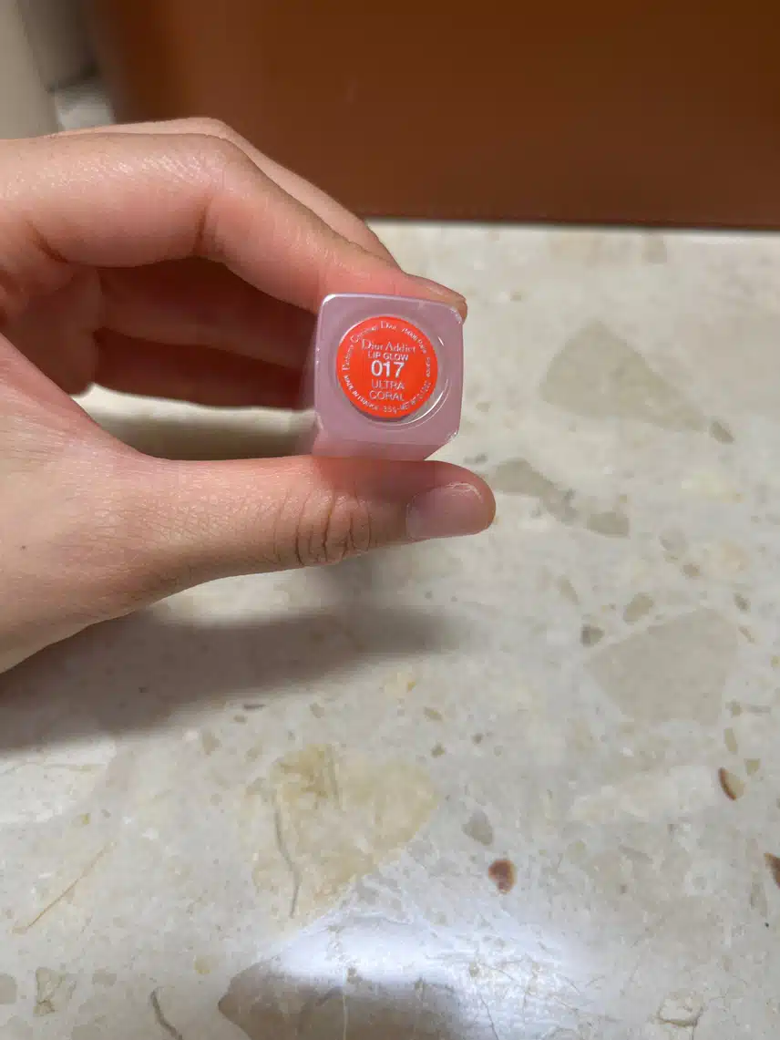 촉촉한 색 립밤