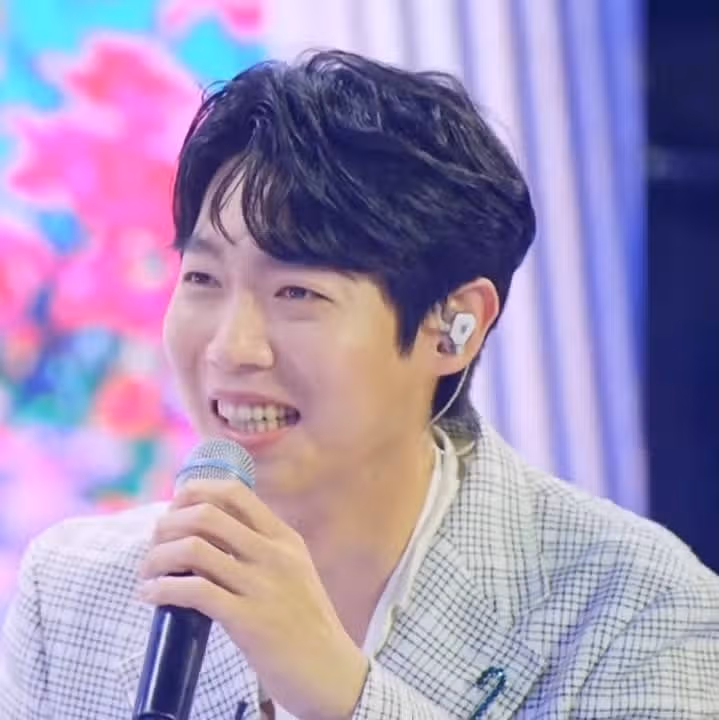 이벤트참여헙니다 잘생기고 멋있고 귀엽기까지한 나의 비타민 손태진님을 응원합니다