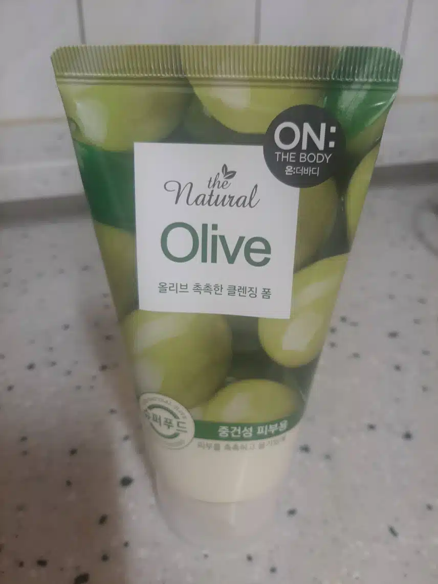 온더바디 더 네추럴 올리브 촉촉한 클렌징 폼