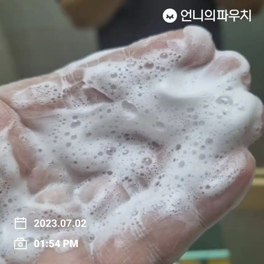 쫀쫀거품으로 클렌징하는 센카 퍼펙트 휩