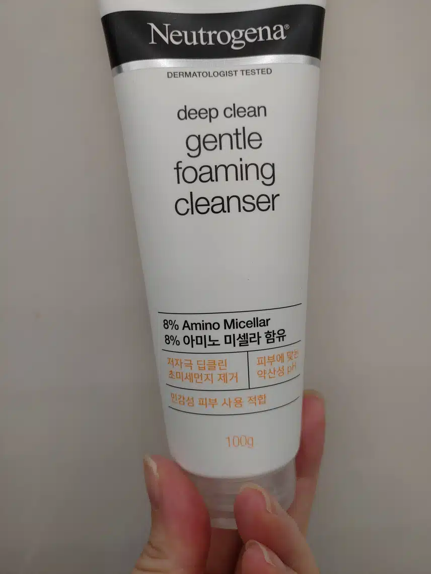 뉴트로지나 폼클렌저 쓰고 있습니다