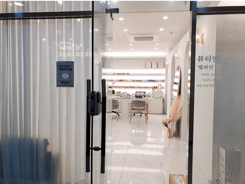 꼼꼼한 네일아트로 여름맞이!
