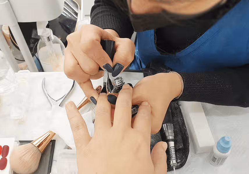 꼼꼼한 네일아트로 여름맞이!