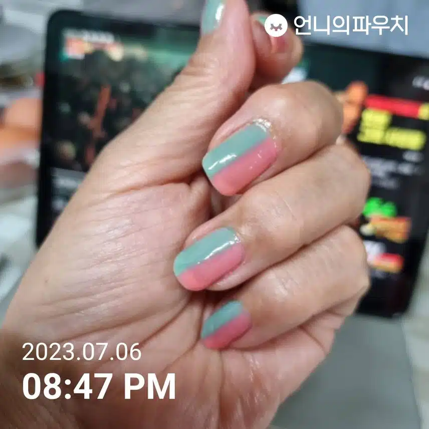 오랜만에 손톱을 파스텔톤으로 채워봅니다 ~^^♡