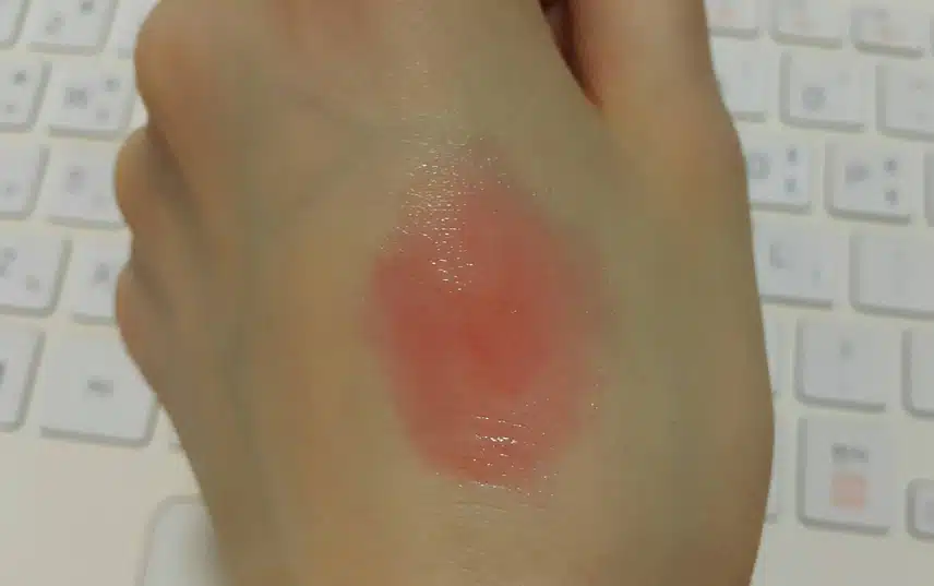 말갛게 발그레한 혈색을 주는 한율 자초 립밤 :) 