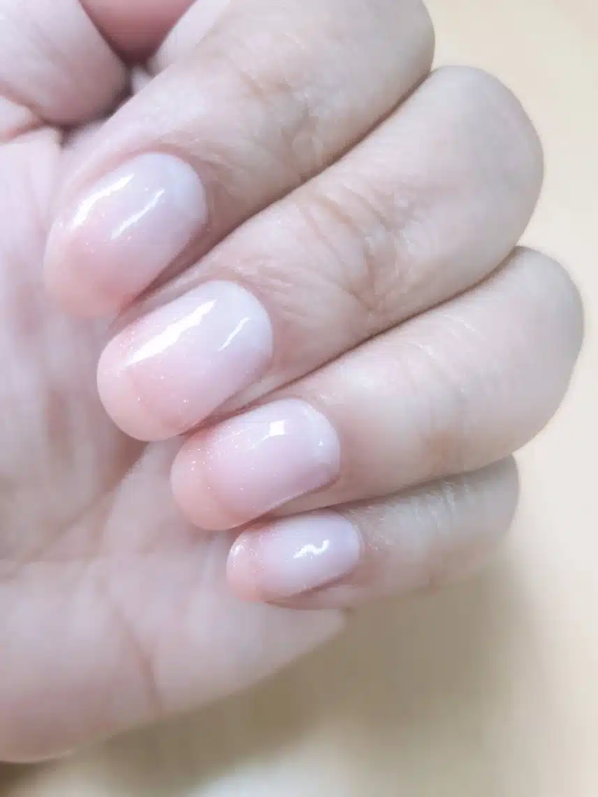 연한 색감의 젤네일