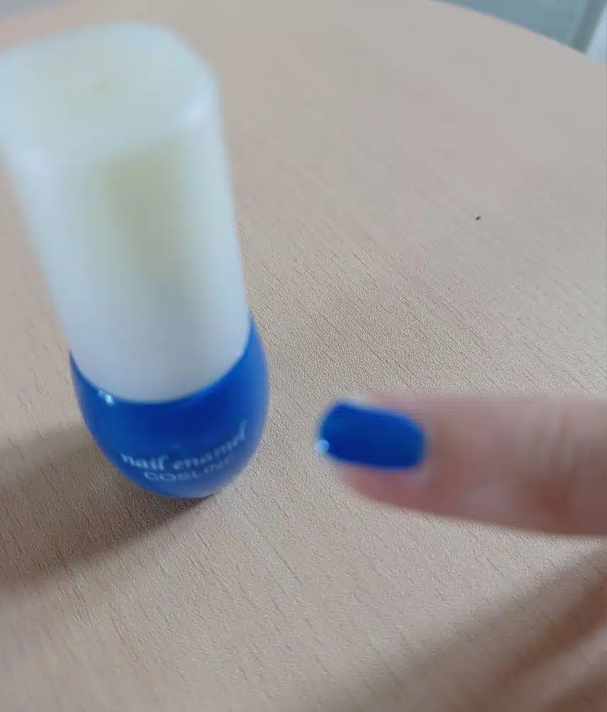 여름에 포인트로 블루네일케어~