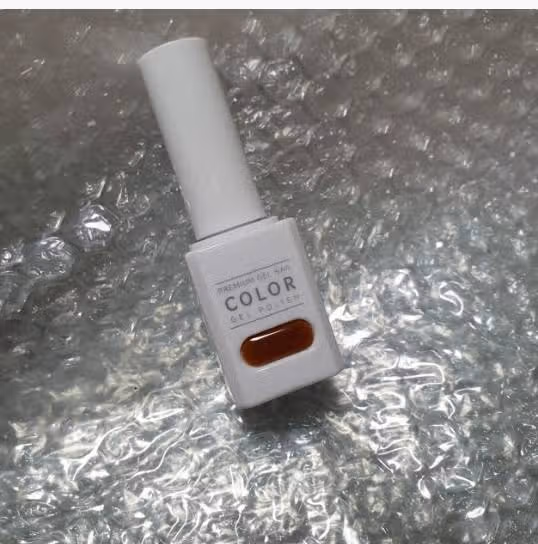 선명한 발색을 가진 네일 