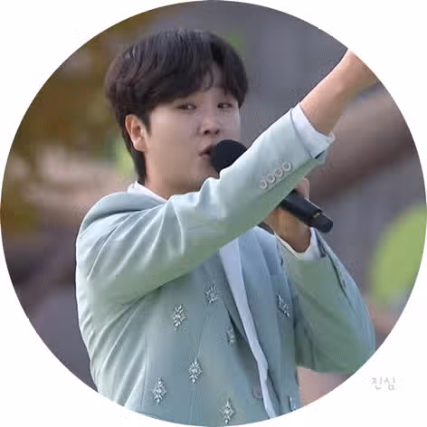 트롯계의  신사는 송민준 가수님  맞나요 유교보이  듬직하고 귀엽고 사랑스러운  내 최애가수님  늘 응원합니다 
