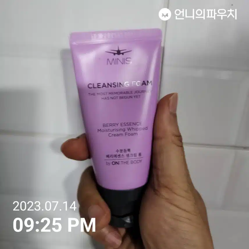 온더바디 수분듬뿍 베리에센스 생크림폼