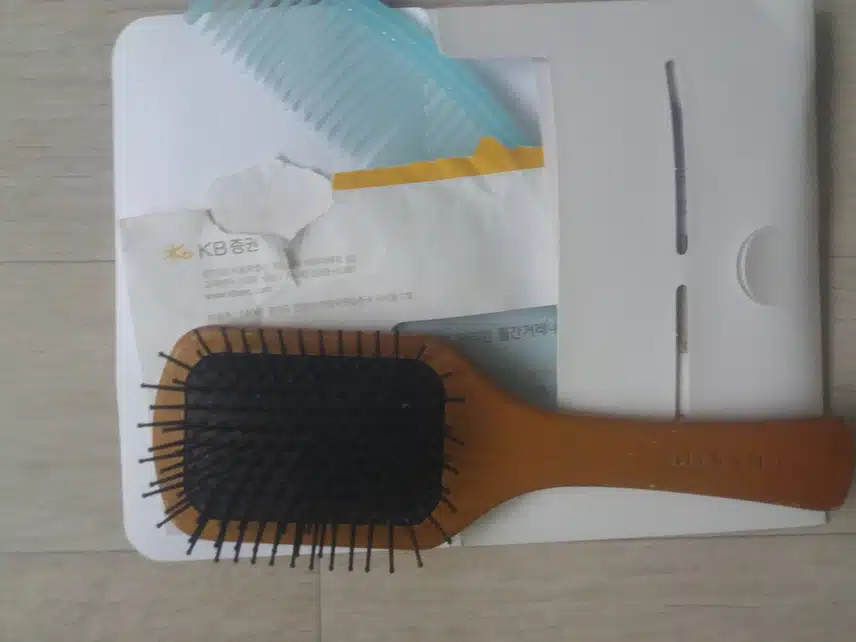 엉킨머리카락을 반듯하게 풀어준 브러쉬빗