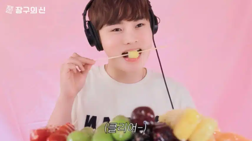 이렇게 귀여운 가수님을 보신분?? 탕후루 ASMR 다들 보셨죠???