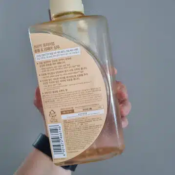 향기가 폴폴 지속되는 츠바키 프리미엄 볼륨&리페어 샴푸