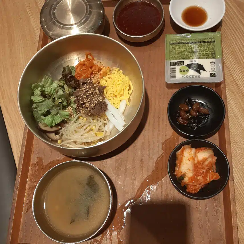 비빔밥 국물이 흘렀어요..