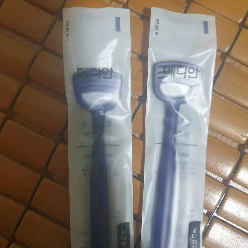 설태제거를 위해 혀클리너를 씁니다