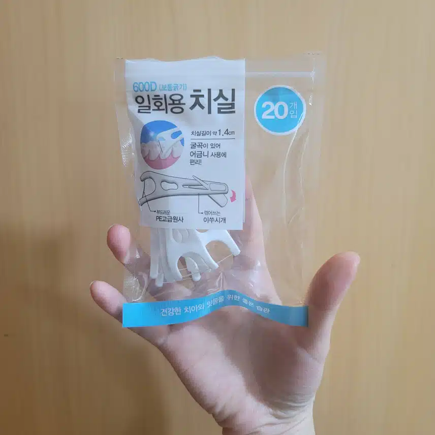 제 구강케어템 치실이랑 가글입니다