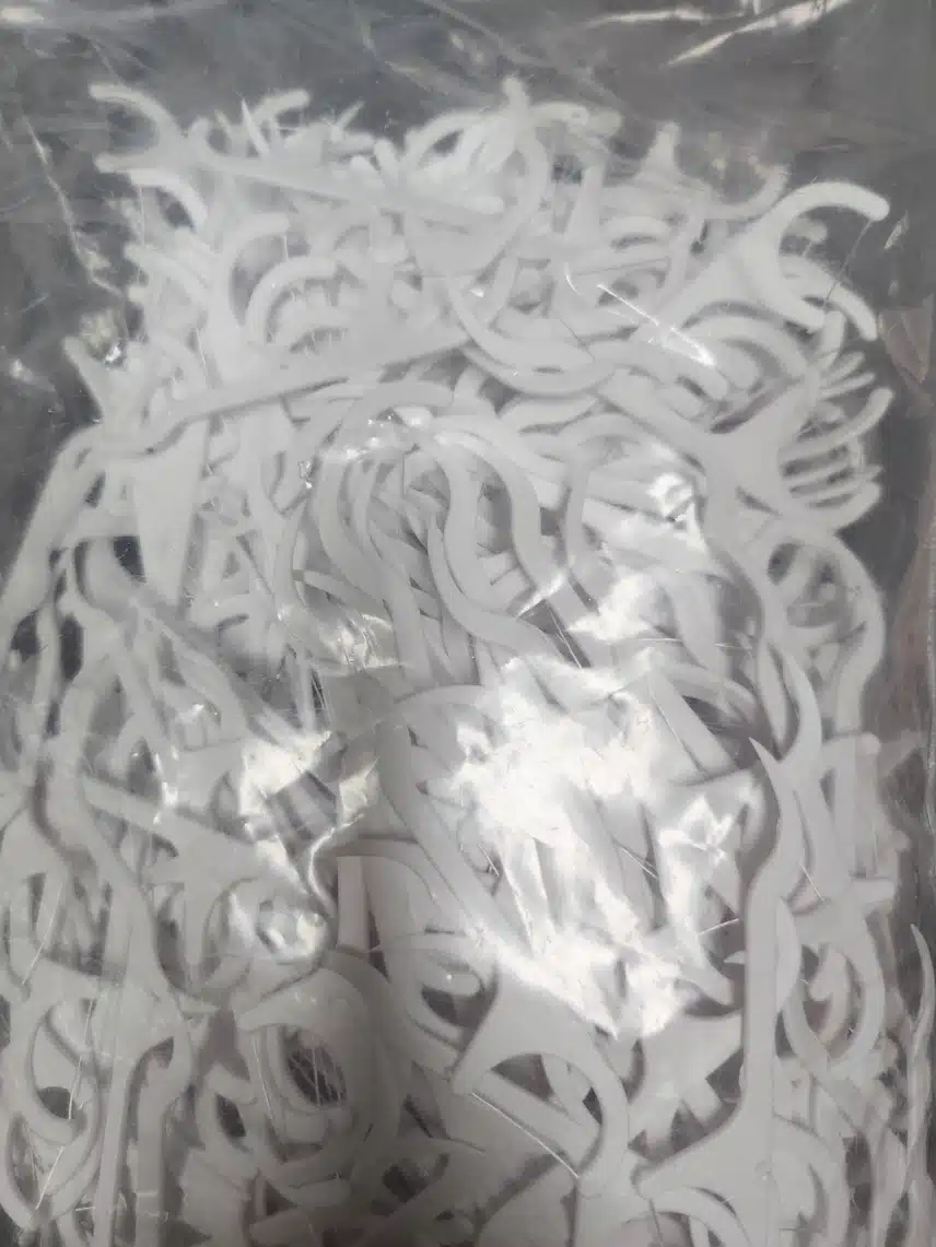 일회용 치실로 깔끔하게
