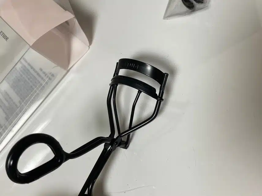 전 뷰러로 속눈썹 올리고 다닌답니다
