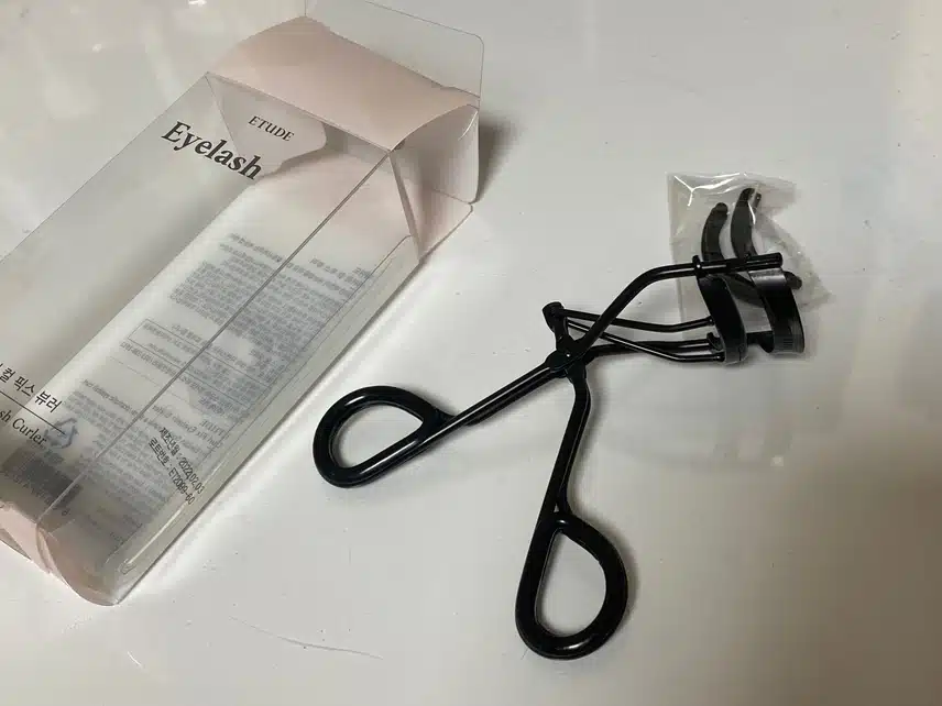 전 뷰러로 속눈썹 올리고 다닌답니다