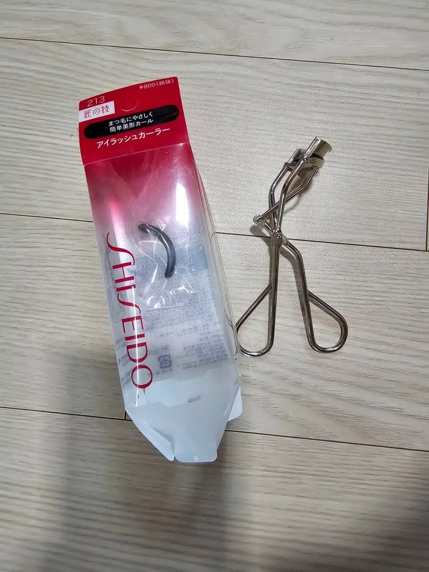 시세이도 뷰러로 속눈썹에 포인트를 줍니다