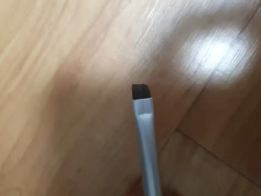 눈썹을 쉽게 그리게 해주는 브러쉬