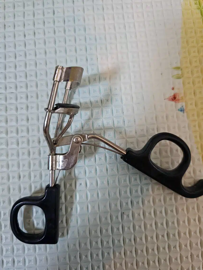 라네즈 뷰러 괜찮네요.