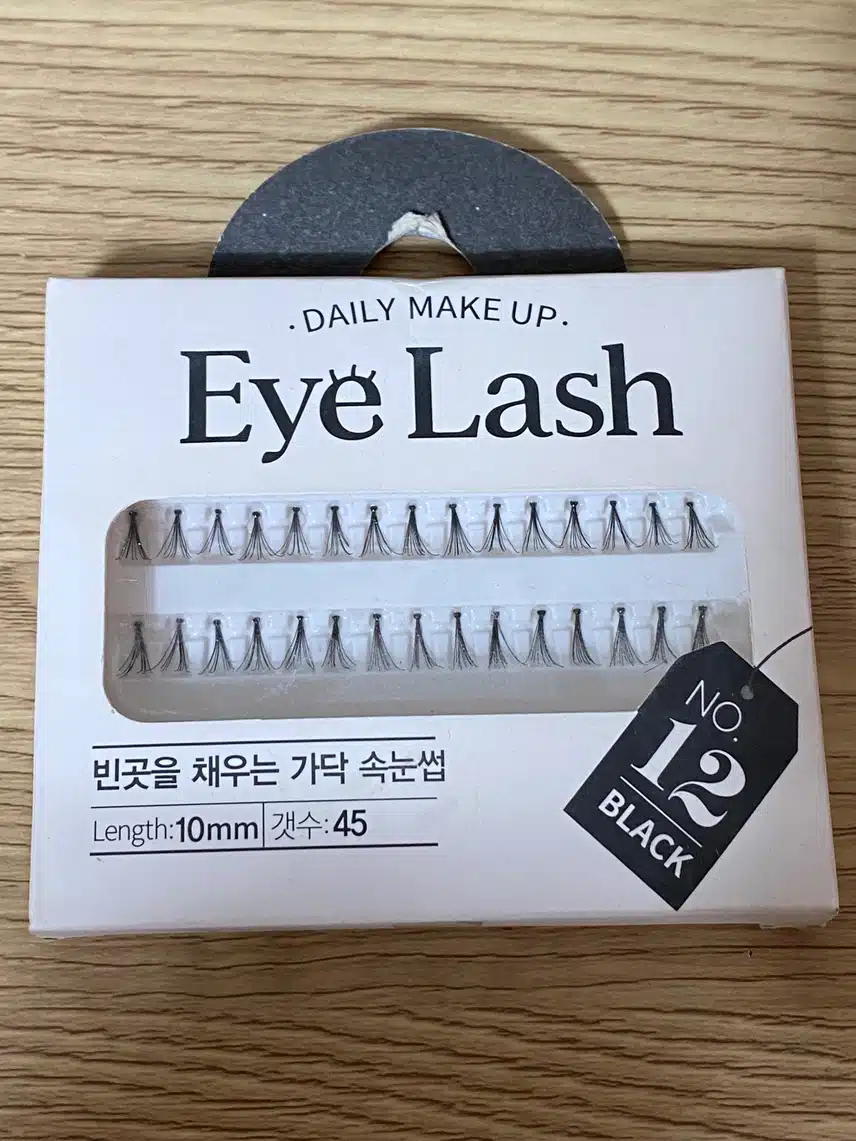 저는 미용소품으로 종종 다이소 속눈썹을 사용해요 :))