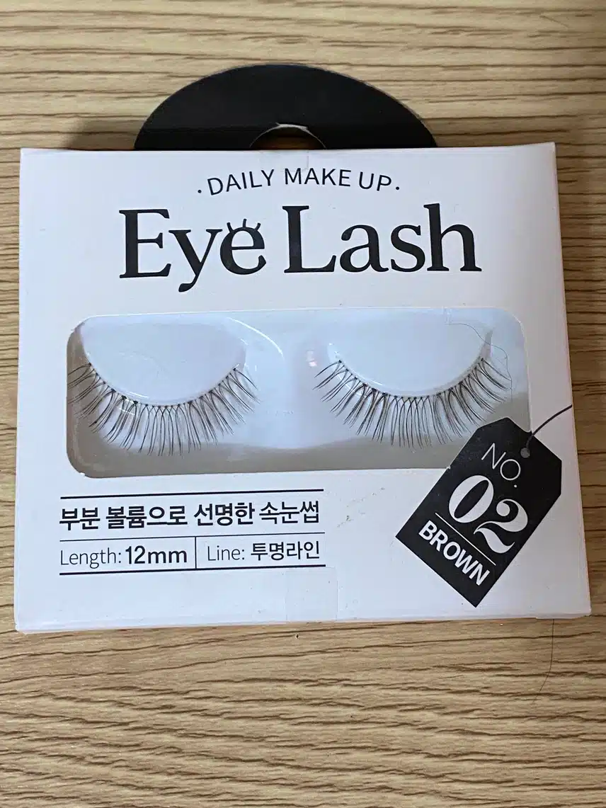 저는 미용소품으로 종종 다이소 속눈썹을 사용해요 :))