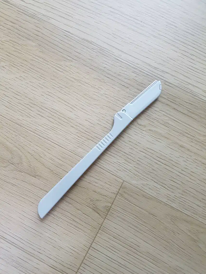 깔끔한 인상을 위한 눈썹정리 눈썹칼