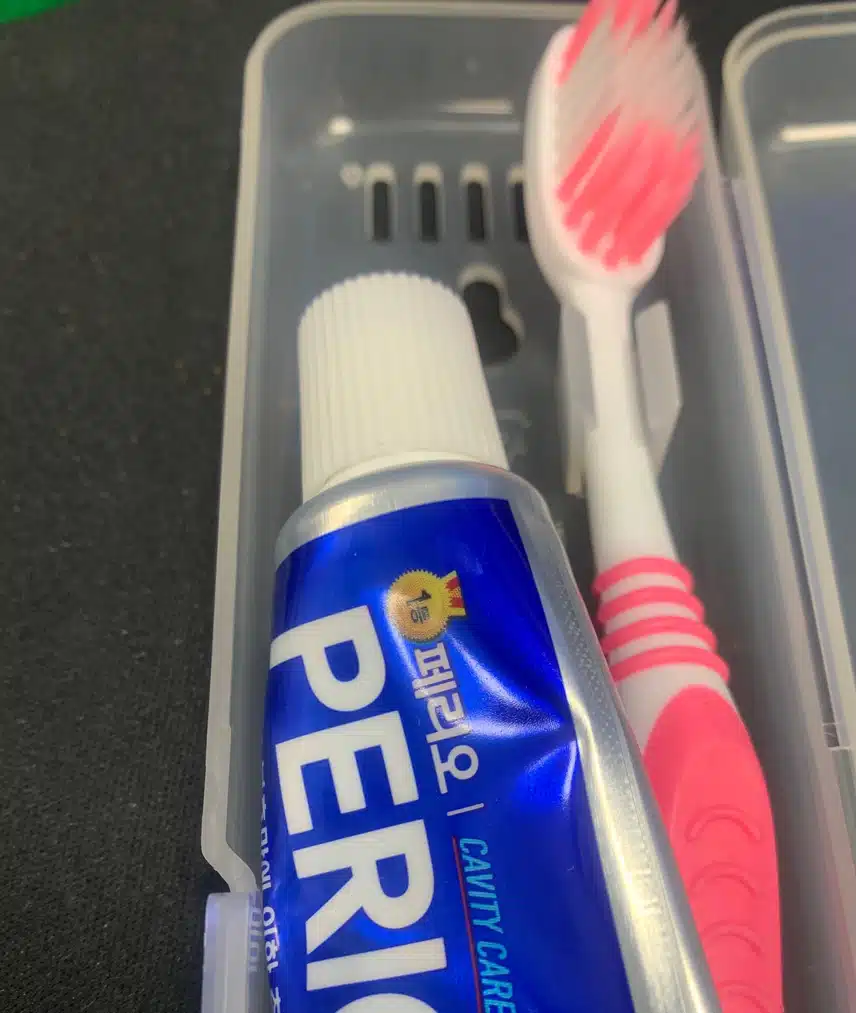 여행용으로 치약칫솔세트 가지고 다녀요