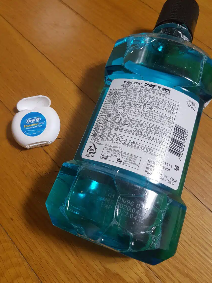 오랄비 에센설 치실과 리스테린 구강청결제