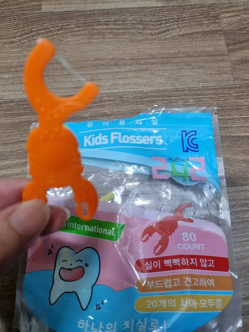 어른도 함께 사용하는 유아용 치실