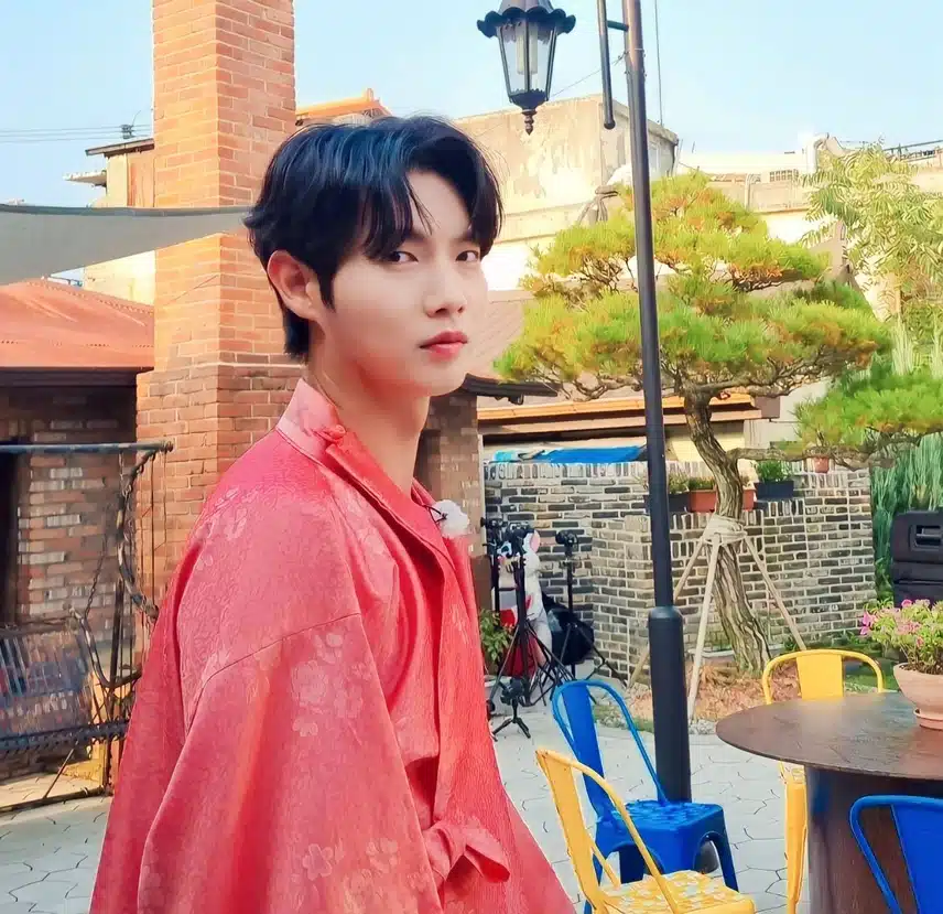 이쁜태진님 분홍색도 잘 어울려요..