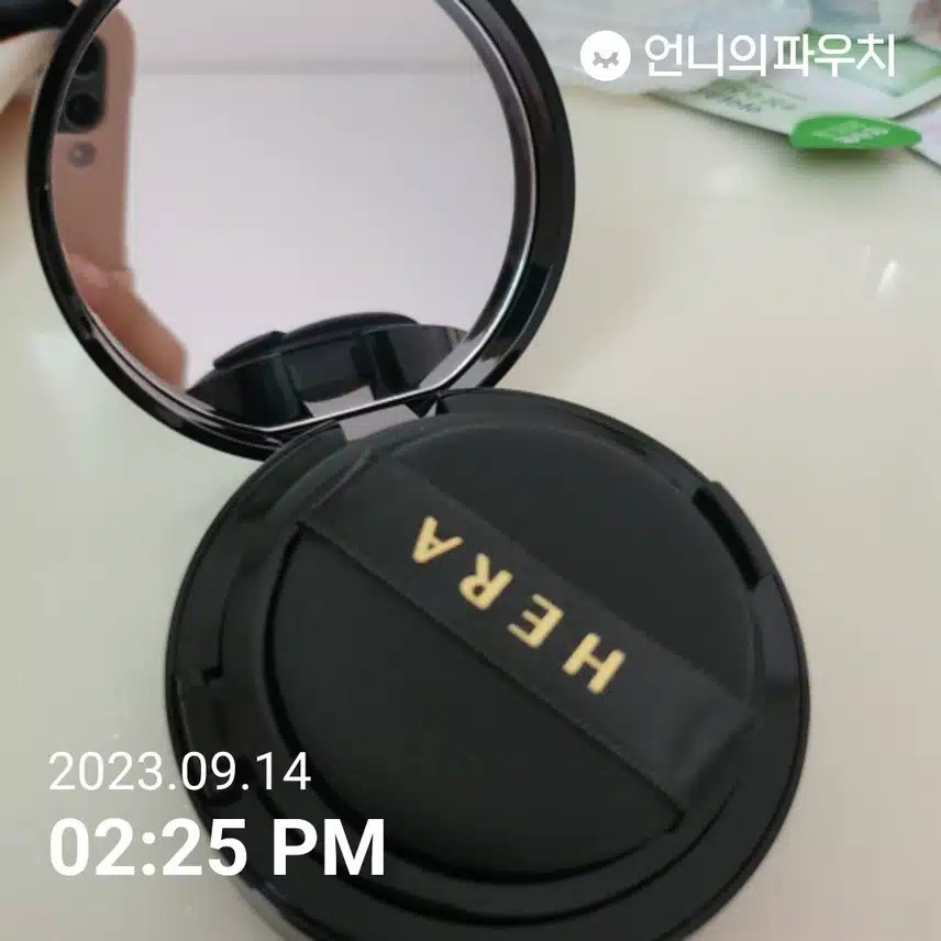 정착하게 만드는 헤라 블랙 쿠션