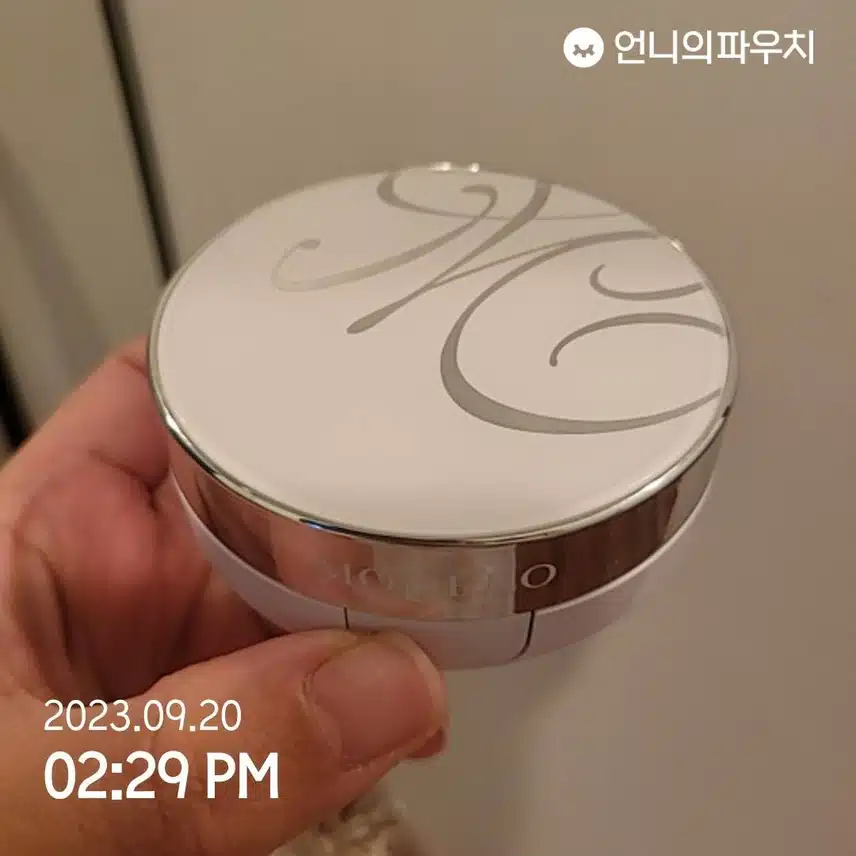 얼굴이 촉촉해 보여요^^