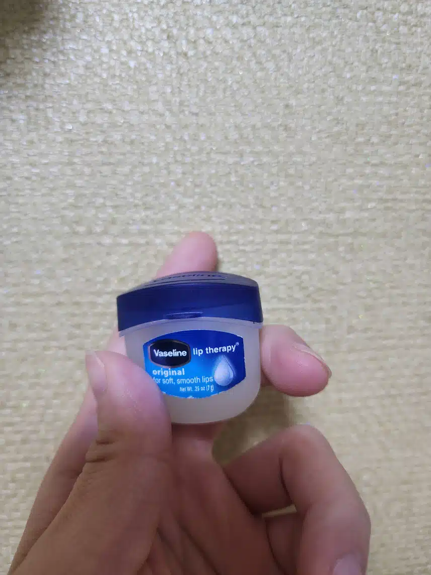 립밤 챙겨발라주기!