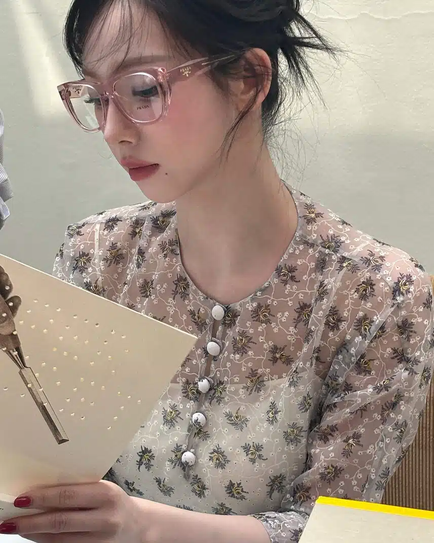 Karina Klaas, cuyas gafas le quedan sospechosamente bien
