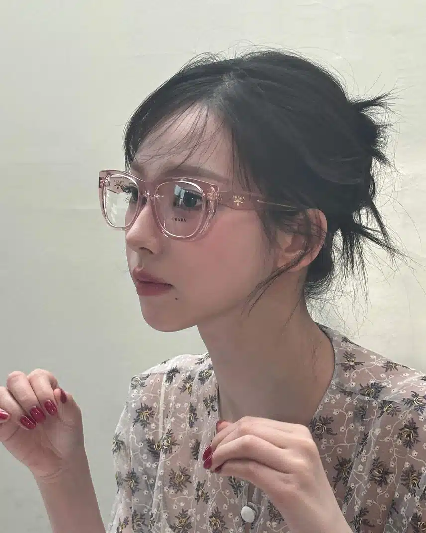 Karina Klaas, cuyas gafas le quedan sospechosamente bien