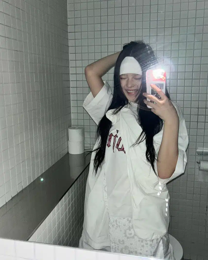 힙한 헤어밴드도 찰떡인 하니