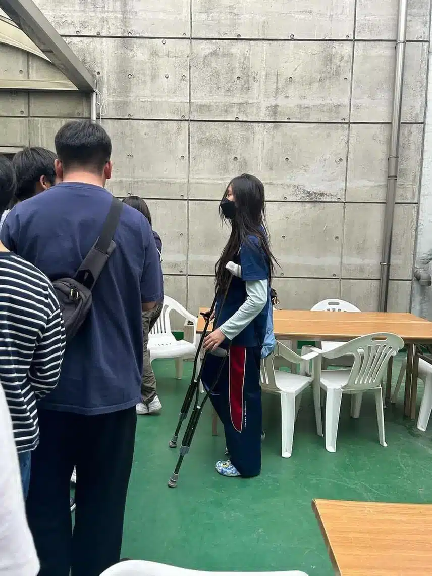  혜인이 목격담 떴는데 목발짚고있네ㅠㅠㅠ