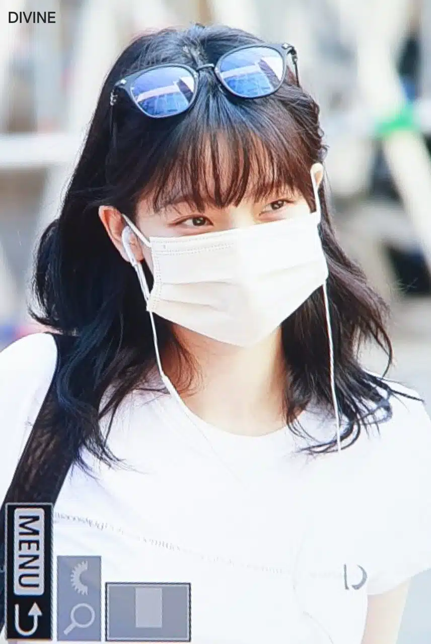 마스크에 잡아먹힌 뮤직뱅크 출근길 카리나 ㅋㅋㅋ.jpg