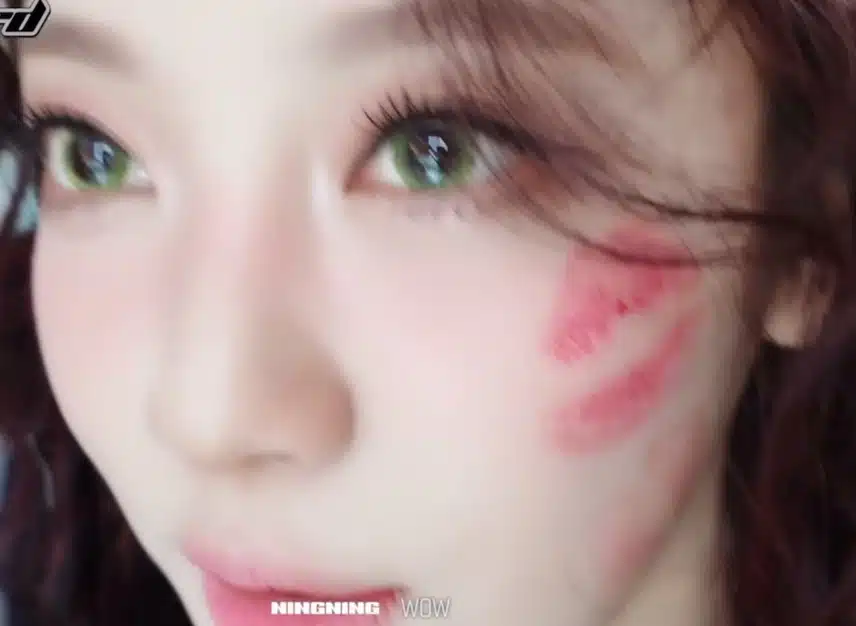 닝닝 얼굴에 카리나의 입술자국