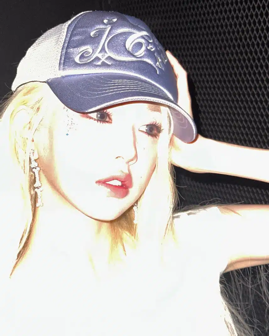La rubia Jang Won-young con una gorra de béisbol está totalmente sexy