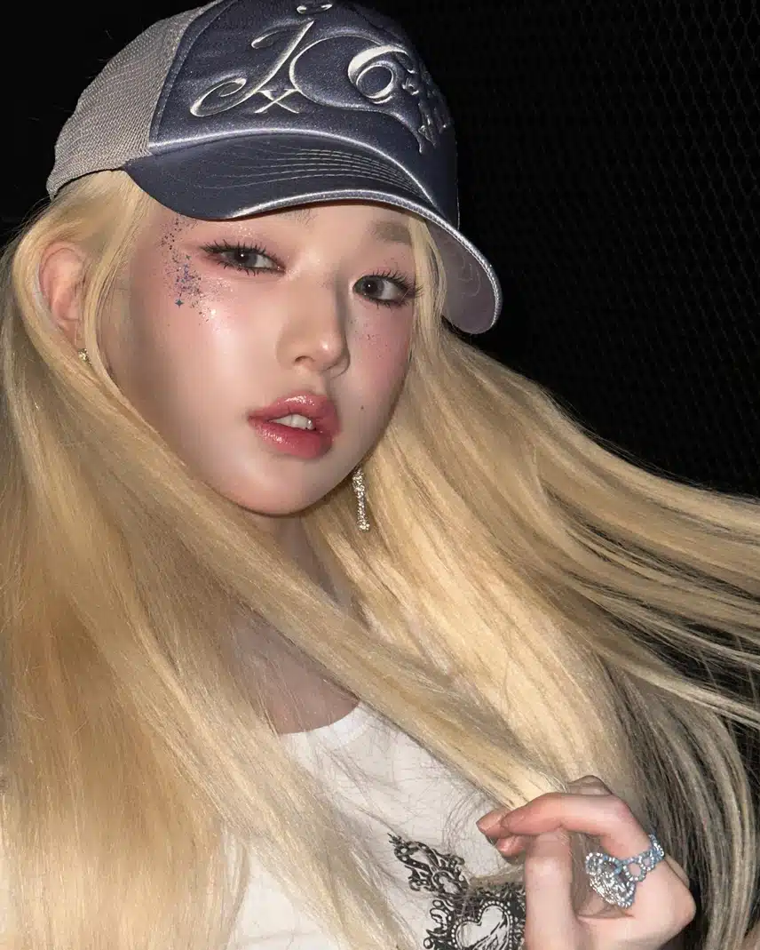 La rubia Jang Won-young con una gorra de béisbol está totalmente sexy