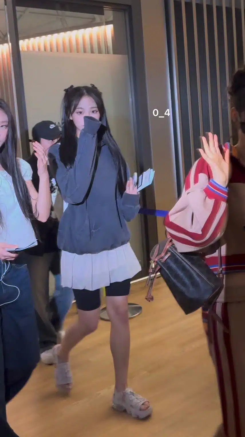 편해보이고 귀여워서 반응좋은 민지 출국 패션
