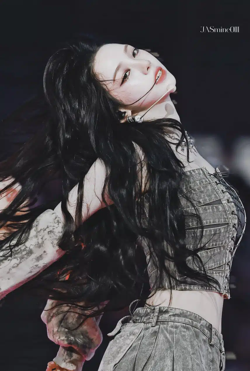 팬들 홀리는 카리나 사진2장