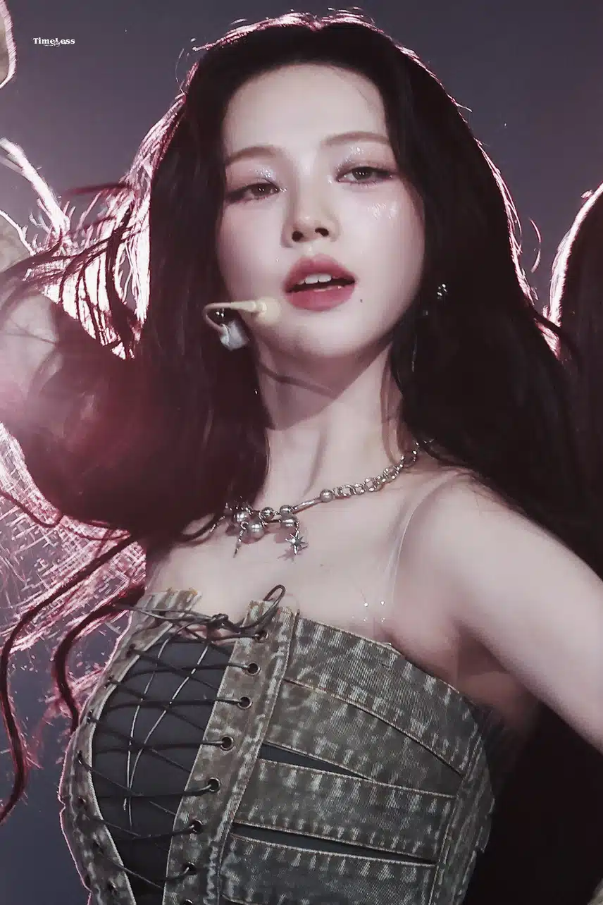 팬들 홀리는 카리나 사진2장